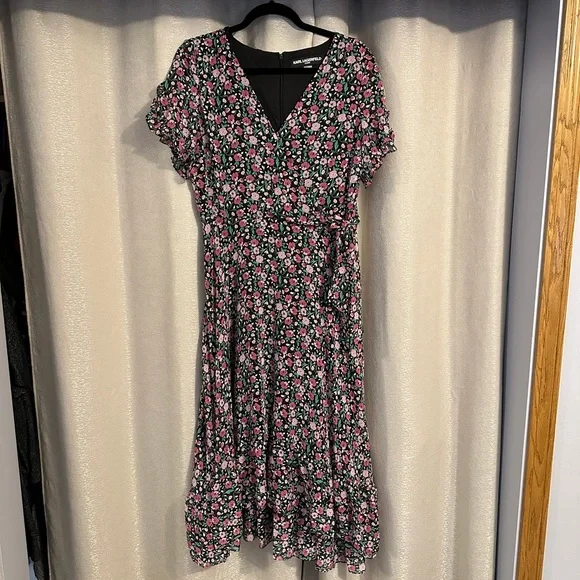 Karl Lagerfeld Paris Floral Short Sleeve Chiffon Faux Wrap Dress - Picture 5 of 8